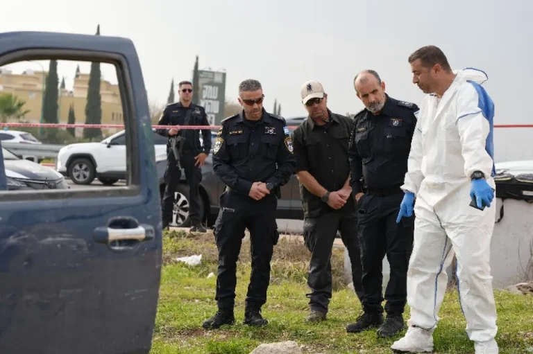 Hombre palestino atropella a hombre y apuñala a otro en Israel